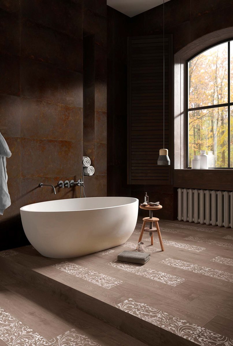 baño con suelo porcelánico imitación madera con dibujos floreados