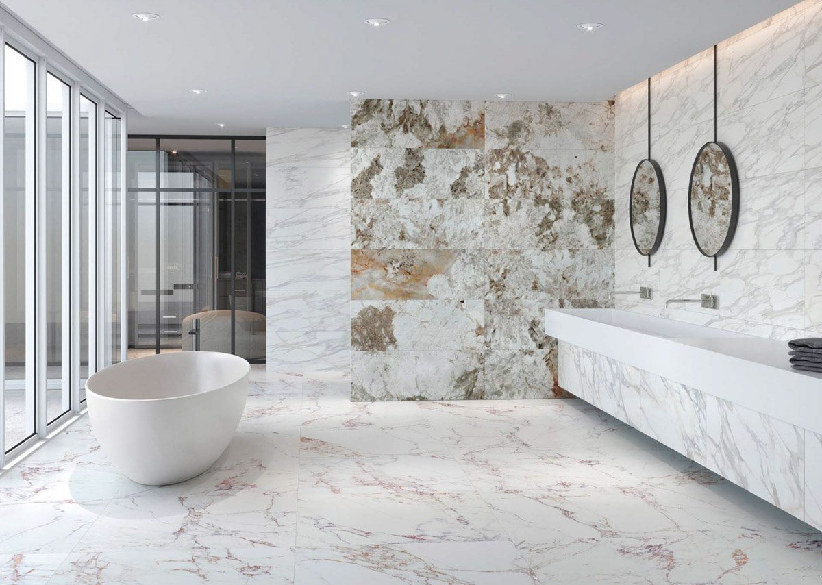 cuarto de baño blanco con azulejos imitación mármol