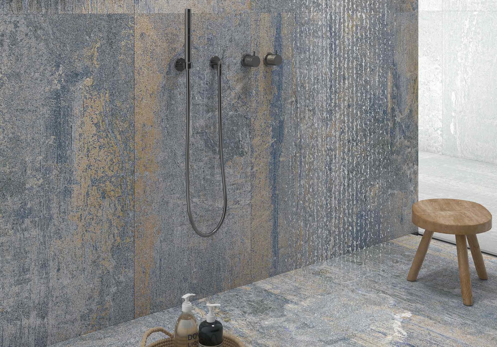 baldosas azules metalizadas en la ducha del baño