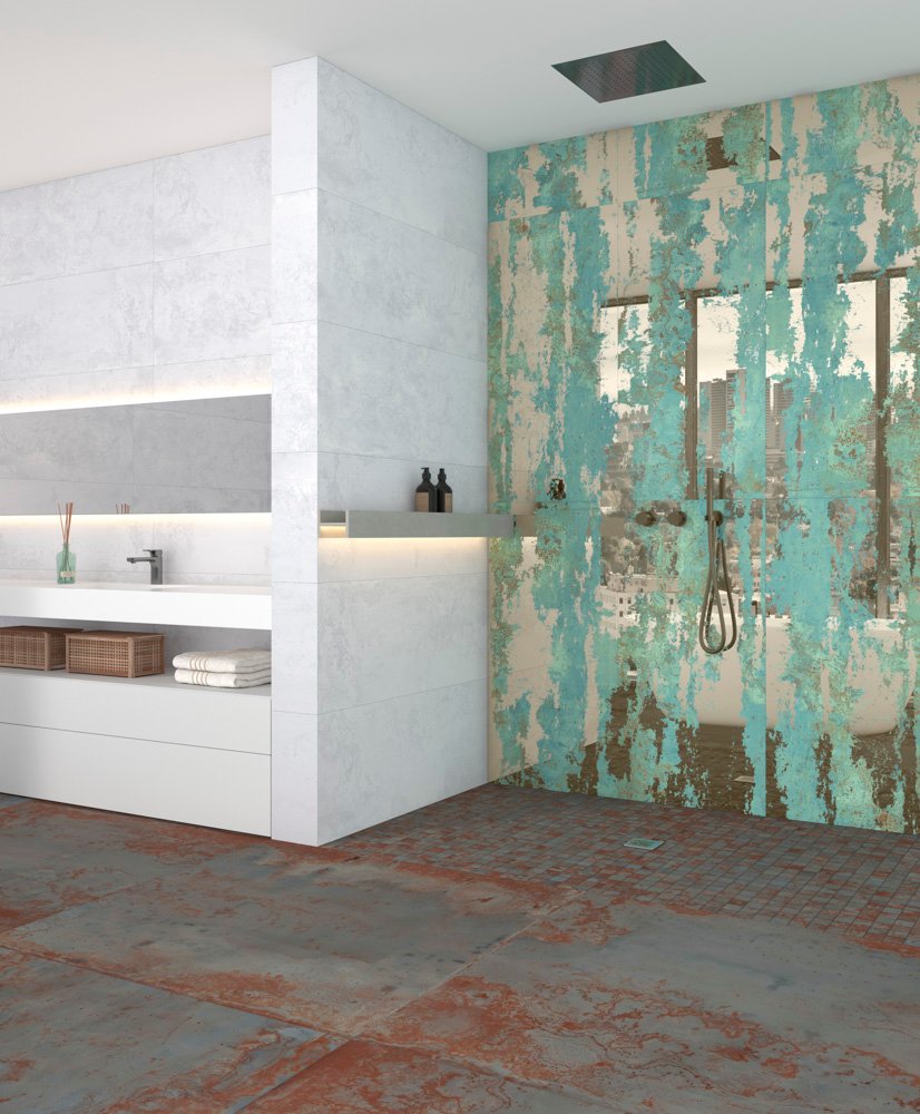 baño con pared de ducha de porcelánico tipo espejo