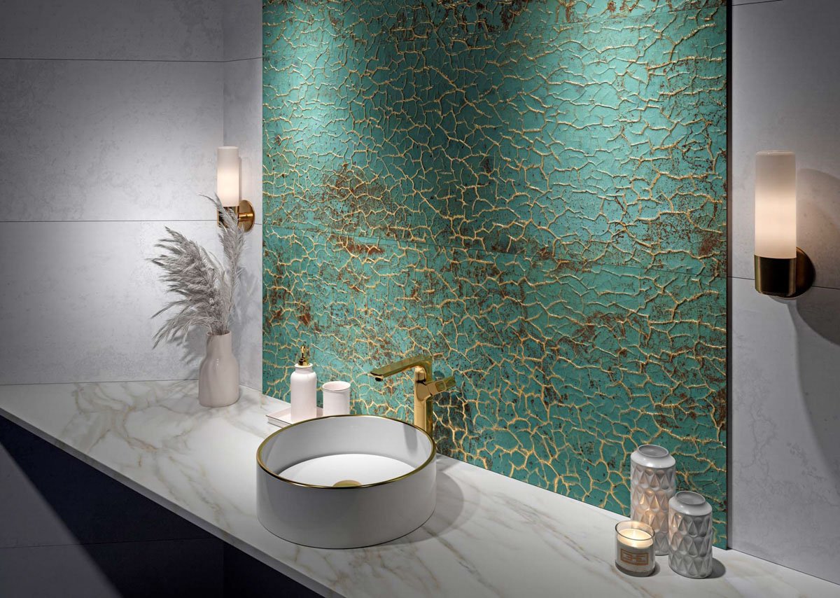 azulejos zinc de apavisa con relieve de color verde en la pared del baño